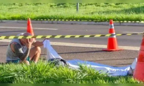 Pai se desespera ao reconhecer corpo de filho morto em acidente