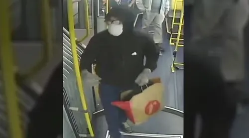 Homem usou máscara e peruca para dificultar a sua identificação