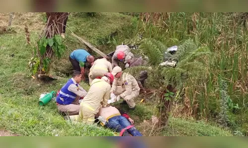 Idoso morre após triciclo despencar de ribanceira em estrada do Paraná