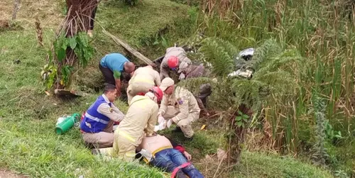 Idoso morre após triciclo despencar de ribanceira em estrada do Paraná