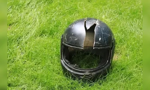 Mulher é agredida com golpes de capacete pelo ex-namorado da amiga