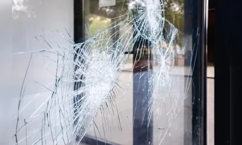 Bandido destrói vitrine a pedradas e furta loja no centro de Apucarana