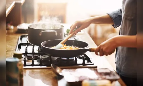 Jantar vira pesadelo: mulher fica nua para fugir de agressão do marido