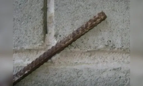 Patrão espanca funcionário com barra de ferro após cobrança por dívida