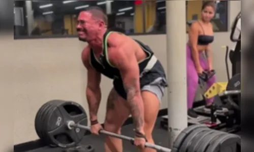 Impressionante! Atleta sangra pelo rosto ao levantar peso na academia