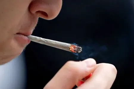 Inicialmente, ele negou o uso, mas acabou admitindo que fumou “só para relaxar”