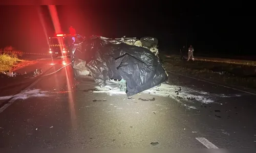 Jovem não consegue frear e morre após bater na traseira de caminhão