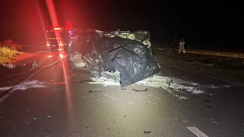 Jovem não consegue frear e morre após bater na traseira de caminhão