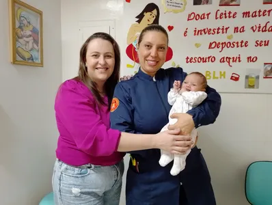 Letícia, a filha Livia e a enfermeira Ana Paula Sargi