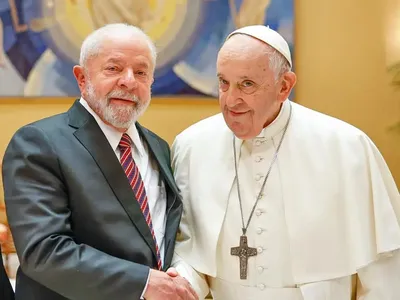 Lula e comitiva chegam a Roma para o funeral de papa Francisco