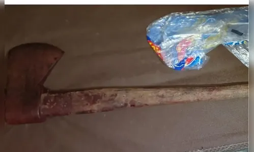 Mãe é presa após matar filho a machadadas enquanto ele dormia