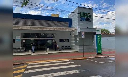 Mãe e filha são levadas à Upa após colisão entre van e moto