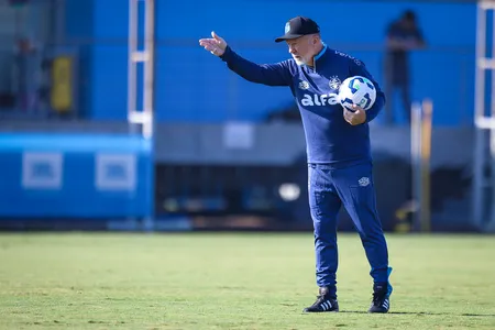 Mano Menezes assumiu o comando do time