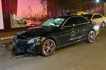 Mercedes-Benz conduzido pelo adolescente