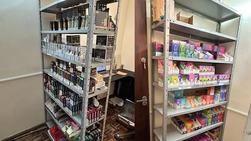 Milhares de cigarros eletrônicos e acessórios foram encontrados no apartamento do bombeiro