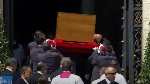 Milhares de fiéis participaram do funeral do pontífice