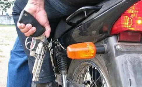Motociclista tem moto roubada por dupla armada em Arapongas