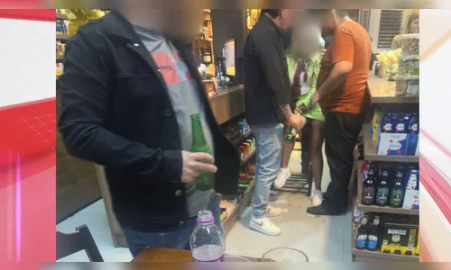 Vídeo mostra mulher sendo amparada após levar garrafada do marido