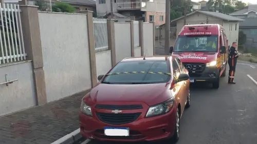 Mulher esqueceu criança dormindo no banco de trás do veículo