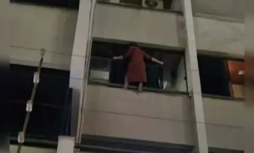 Moradora se pendura em janela de prédio para fugir de ladrão
