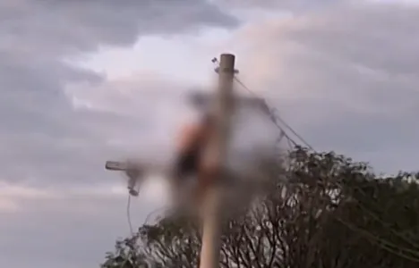 Nas imagens, é possível ver a vítima ao lado de um transformador de energia, já em cima de um poste