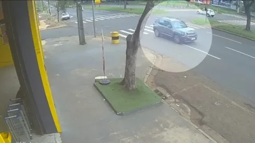 Nas imagens, é possível ver um veículo Jeep Renegade trafegando em alta velocidade pela via