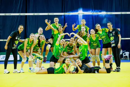 Nathalia Hauptmann, à esquerda, ao lado das jogadoras do Unilife/Amavôlei