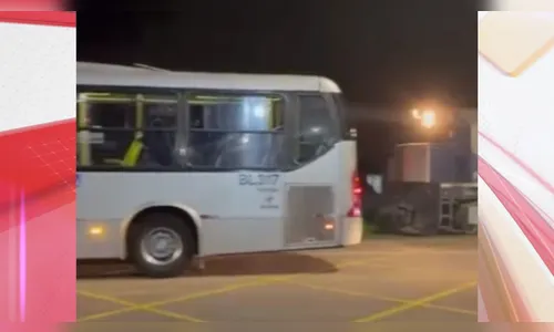 Trem bate contra ônibus após falha mecânica sobre os trilhos no Paraná