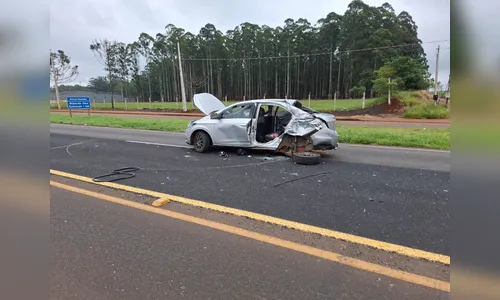 Colisão entre carro e caminhão deixa três homens feridos em Arapongas