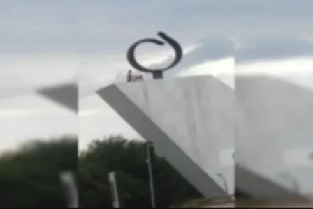 No vídeo, que aparenta ter sido registrado durante o amanhecer, outro casal passa caminhando tranquilamente ao lado do monumento