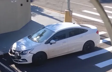 O Chevrolet Cruze vinha pela Rua Pavão e contava com quatro ocupantes no carro