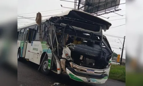 Ônibus do transporte coletivo colide com carreta em Maringá; veja