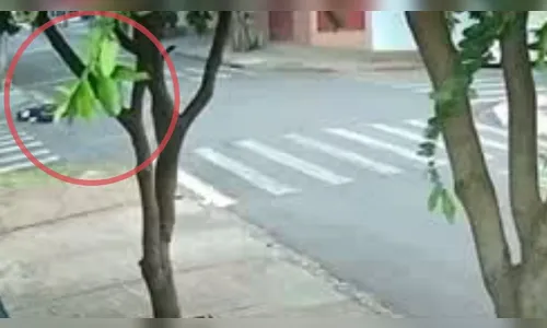 Vídeo mostra momento em que moto elétrica colide com ônibus em Maringá