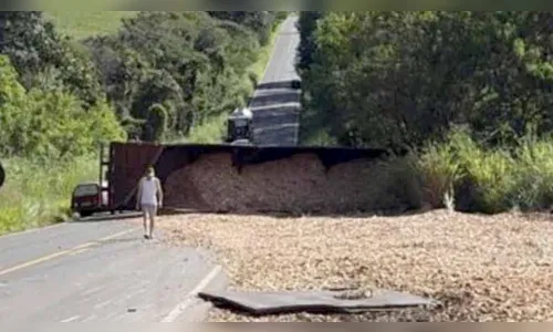Carreta tomba na PR-487 e interdita rodovia em Manoel Ribas