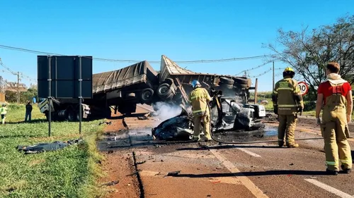 O automóvel pegou fogo logo após a batida e ficou completamente destruído.