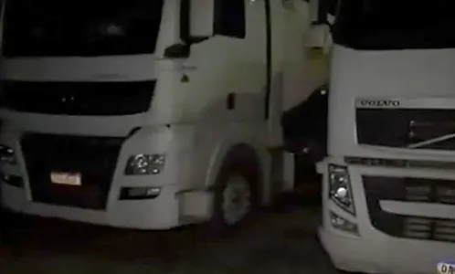 O caminhão estava estacionado em um pátio na PR-466