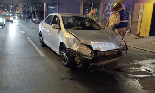 Jetta desgovernado causa várias batidas e deixa homem ferido no Paraná