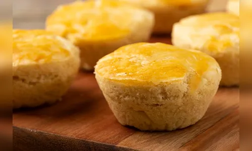 Mulher mata 40 bandidos de facção ao dar empadas envenenadas a eles