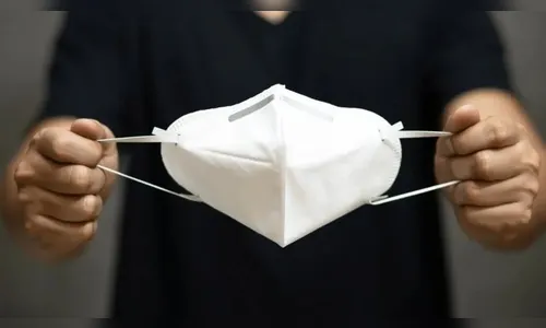 Cidade brasileira retoma uso de máscara após surto de covid-19