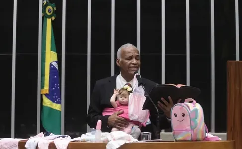 O deputado ainda fez um apelo para que donos de bebês reborn visitem orfanatos e abrigos