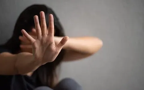 O homem chegou bêbado na casa e agrediu a companheira
