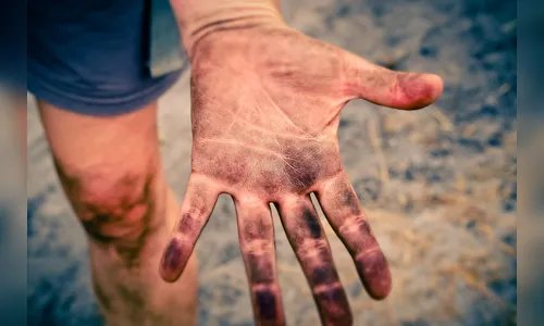 Morador de rua atira fezes em prédio após tomarem sua barraca em BC