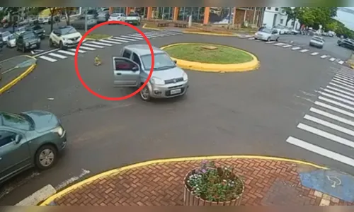 Flagrante: criança cai de carro em movimento em rotatória do PR