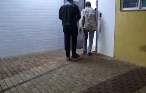 O mandado de prisão foi cumprido e o indivíduo foi imediatamente conduzido à Delegacia onde ficaria à disposição da justiça