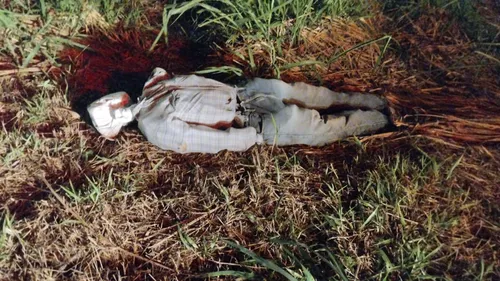 O suposto corpo tratava-se, na verdade, de um boneco em tamanho humano, exposto de forma como se fosse vítima de algum acidente ou um crime