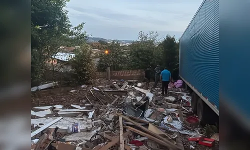Caminhão desce rua desgovernado e motorista morre esmagado no Paraná