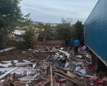O veículo transportava uma mudança e parou em uma subida na Travessa Olindo Massotti para o descarregamento dos móveis.