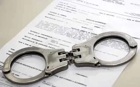 Os agentes receberam informações de que o foragido estaria escondido na casa de sua mãe