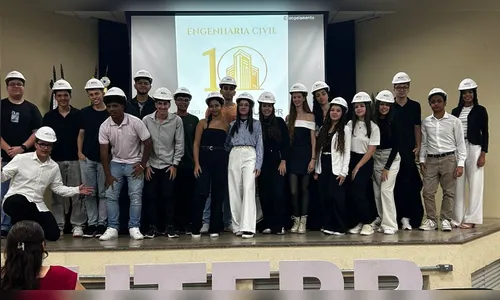 Acia entrega capacetes a calouros de Engenharia Civil da UTFPR