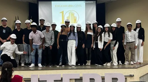 Os capacetes de segurança personalizados foram entregues a mais de 30 acadêmicos
